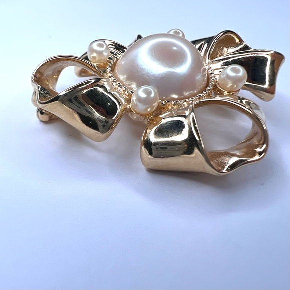 SOLD Givenchy Vintage Maltese cross style brooch with faux pearls - Picture 3 of 9